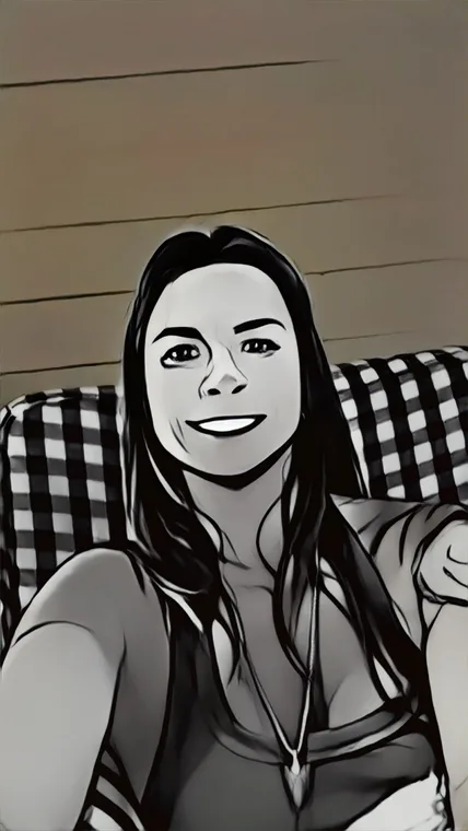 Cha sur son canapé, sourire détendu