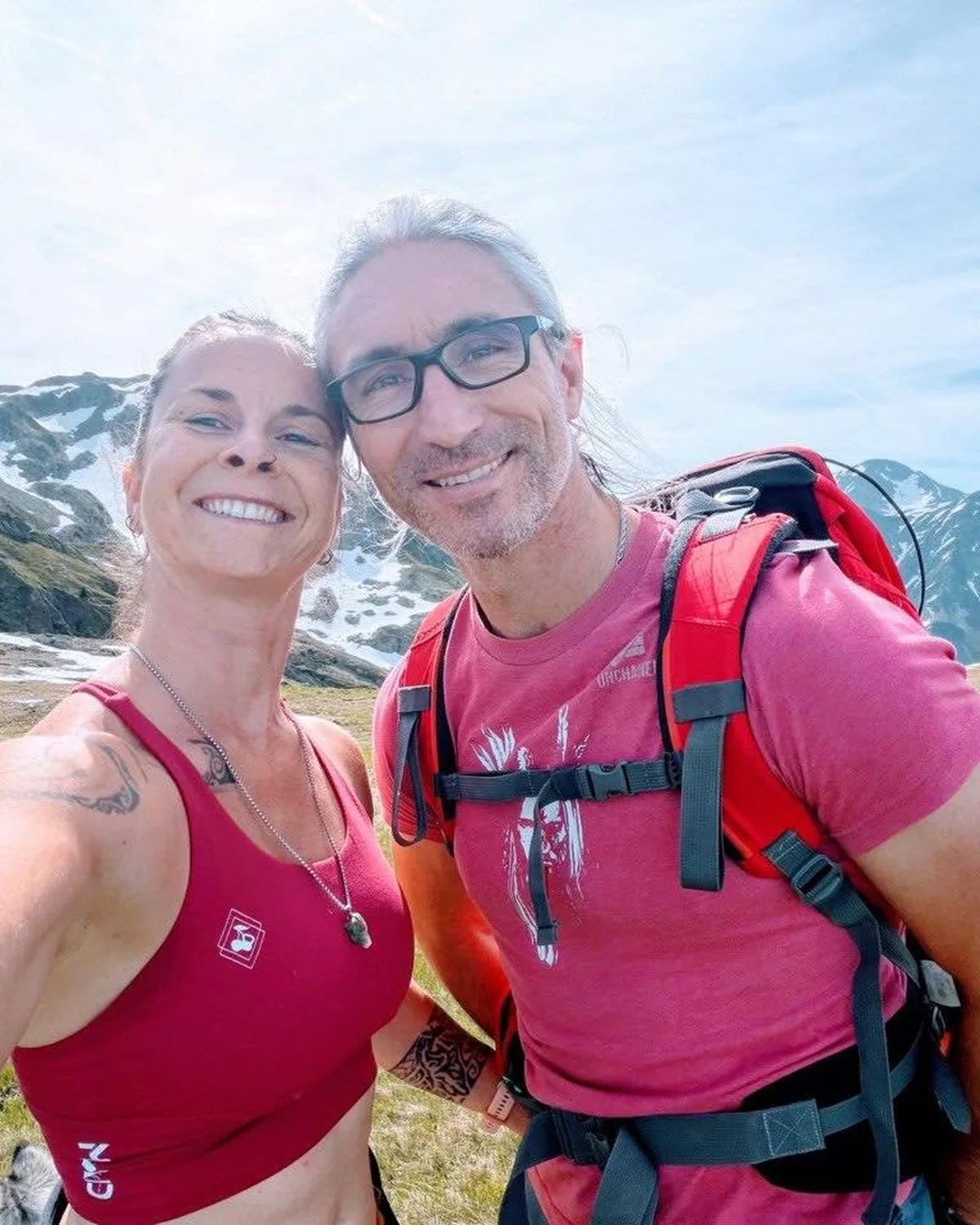 Mon mari et moi en montagne, en plein effort, neige au fond